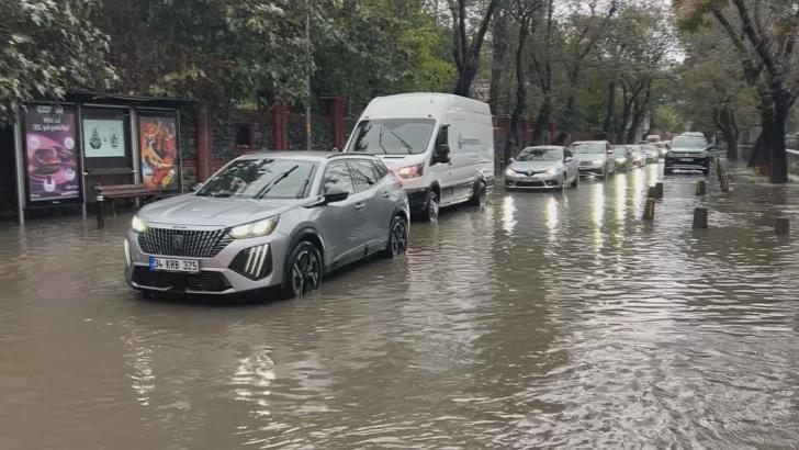 Sarıyer’de araçlar göle dönen yolda güçlükle ilerledi