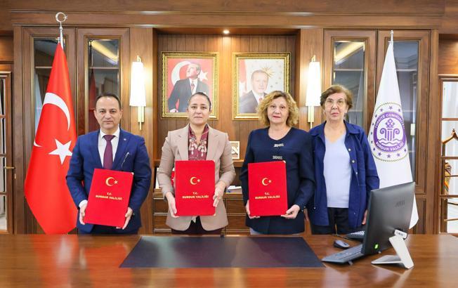Yardımsevenler Derneği’nden eğitime destek