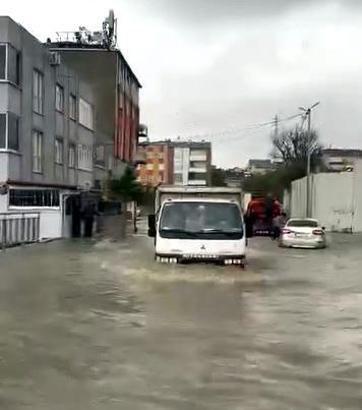 Avcılar'da rögarlar taştı; sokaklar su altında kaldı