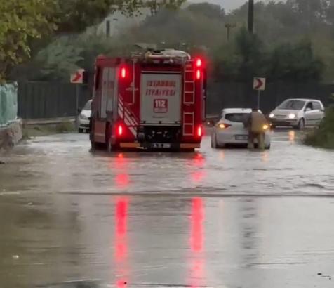 Beykoz'da göle dönen yolda mahsur kalan otomobili itfaiye eri iterek kurtardı