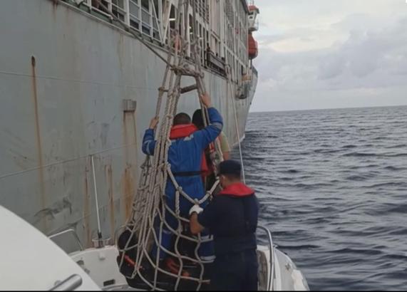 Antalya'da Kaş açıklarındaki gemide yaralanan mürettebat tahliye edildi