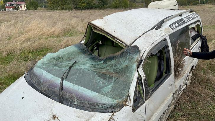Kastamonu'da minibüs, şarampole devrildi: 2 yaralı