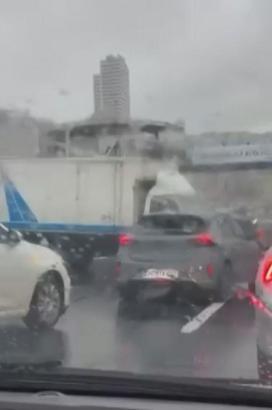 Beylikdüzü'nde kamyonet, metrobüs bariyerine çarptı; trafik yoğunluğu oluştu -1