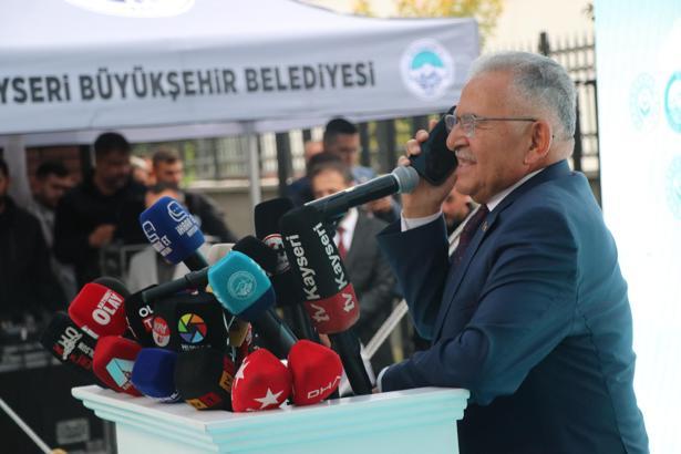 Bakan Göktaş, Kayseri’deki programına hava muhalefeti nedeniyle cep telefonuyla katıldı
