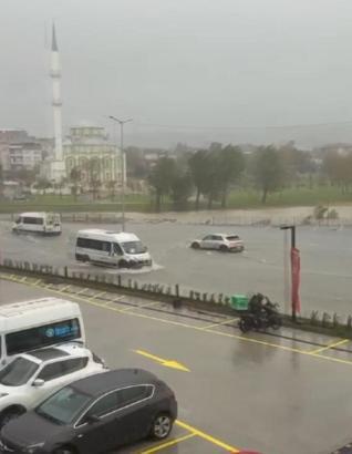 Arnavutköy’de dere taştı, yollar su altında kaldı
