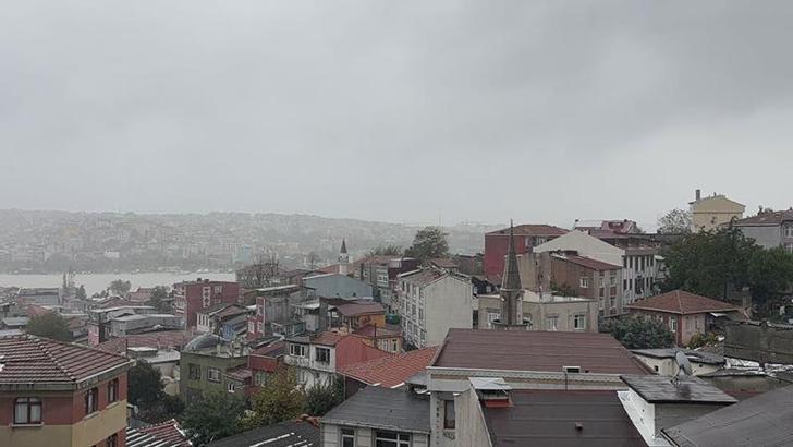 İstanbul'da kara bulutların geçişi görüntülendi