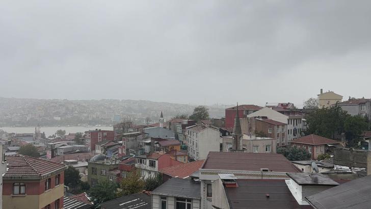 İstanbul'da kara bulutların geçişi görüntülendi