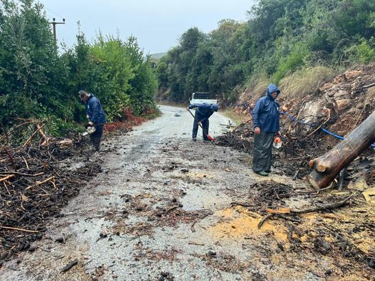 Marmaris'te belediye ekiplerinden sağanak mesaisi