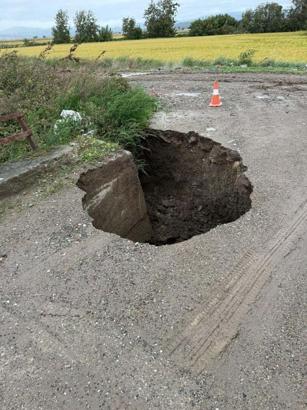 Çanakkale’de yol çöktü, tekneler karaya vurdu