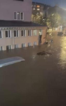 Sarıyer'de yağış nedeniyle sürüklenen araçlar kamerada