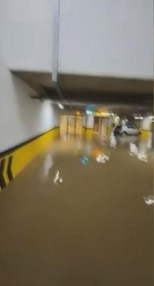 Sarıyer de su baskını olan alışveriş merkezi tahliye edildi
