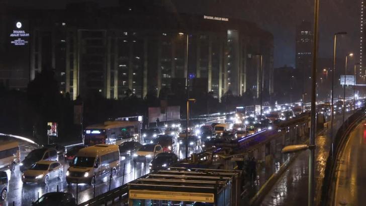 İstanbul'da sağanakla birlikte trafik yoğunluğu
