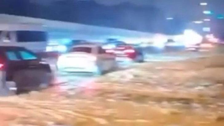 Kartal’da sel suları toprağı sürükledi; TEM bağlantı yolu kısmen kapandı