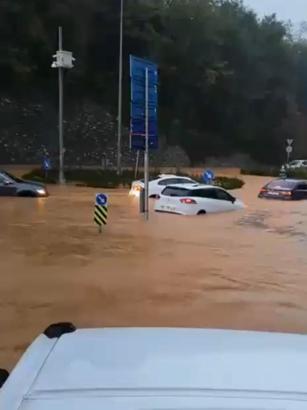 Beykoz’da sağanakla birlikte göle dönen yollarda, araçlarında mahsur kaldılar