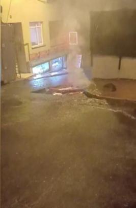 Beyoğlu'nda elektrik kabloları alev alev yandı