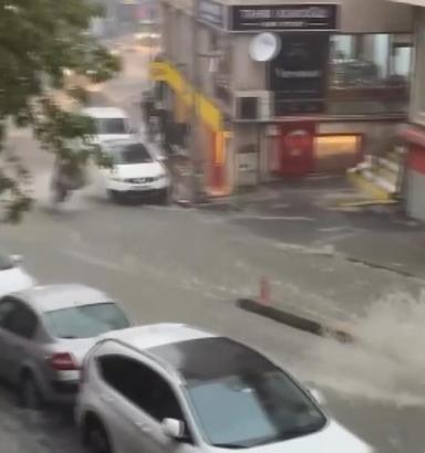 Şişli'de sel sularına kapılan kadın son anda kurtarıldı