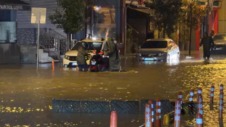Kağıthane’de yasağa rağmen trafiğe çıkan motosikletliler suyla kaplanan yolda kaldı