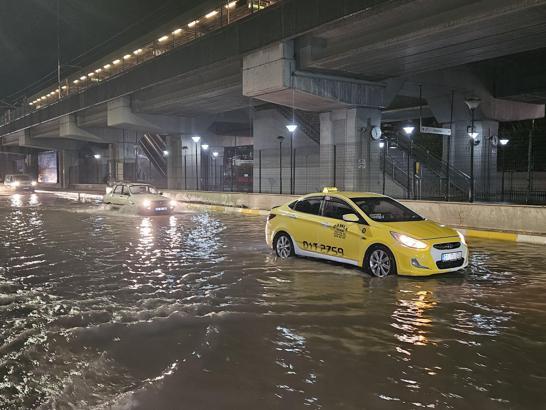 Adana'da sağanak; yollar göle döndü