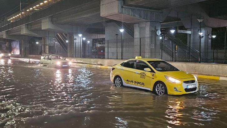 Adana'da sağanak; yollar göle döndü