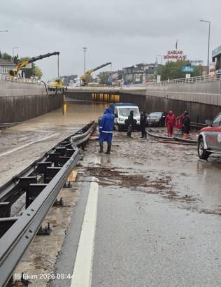 Kocaeli'de sağanak nedeniyle ev ve iş yerlerini su bastı (2)
