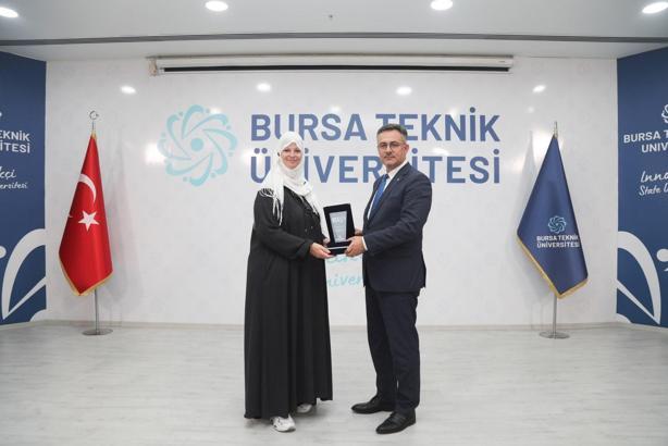 BTÜ’nün konuğu Lauren Booth: Kimlik bu dünyadaki en değerli varlığınızdır