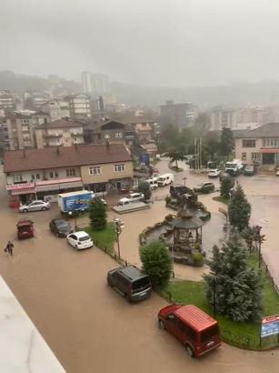 Zonguldak’ta cadde ve sokaklar göle döndü