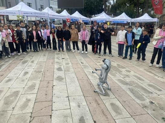 Robot köpek 'Logi', Alaşehir Bilim Şenliği'nde ilgi gördü