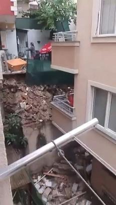 Kağıthane’de sağanağın ardından istinat duvarı çöktü-1