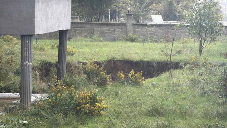 Yalova'da sağanak nedeniyle sel sularında mahsur kalan bekçi kepçeyle kurtarıldı (2)