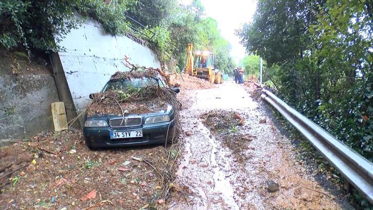 Beykoz'da sağanak sonrası toprak kayması; araçta hasar meydana geldi