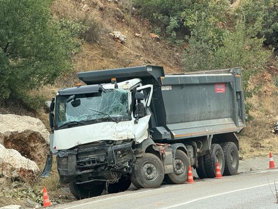 Adıyaman’da kamyonetler çarpıştı; 2 yaralı