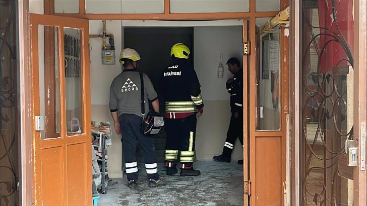 Apartmanın girişindeki elektrik panosunda çıkan yangın söndürüldü