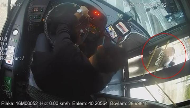 Sürücüyle tartışan yaya, özel halk otobüsünün camını yumrukla kırdı