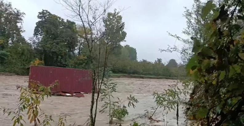 Sakarya'da sağanak; Kanlıçay Deresi taştı, yapılar temelinden söküldü