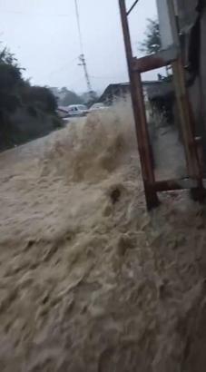 Beykoz’da sağanak sonrası caddeyi su bastı