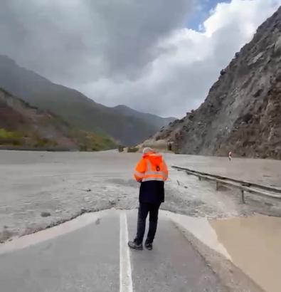 Erzincan’da sağanak sele neden oldu; Erzurum kara yolu tek yönlü ulaşıma kapatıldı