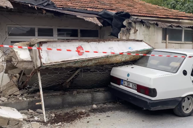 Küçükçekmece’de evin duvarı park halindeki aracın üzerine devrildi
