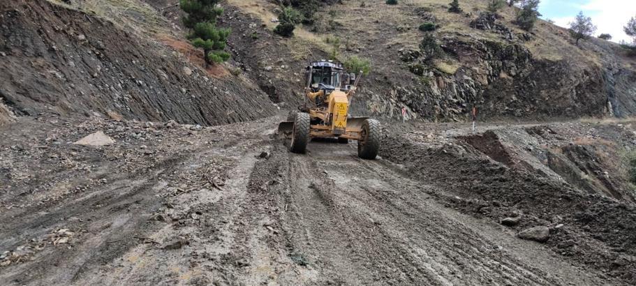 Kayseri’de kış öncesi kırsal yollarda kar direkleri dikim çalışması yapıldı