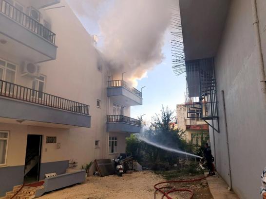 Evde çıkan yangında mahsur kalan kediyi balkona tırmanıp kurtardı