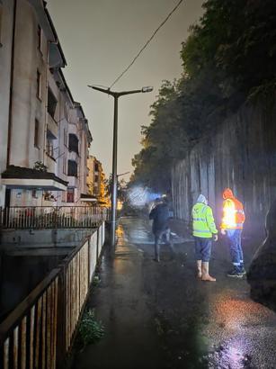 Zonguldak'ta istinat duvarı çöktü: 3 araç hasar gördü