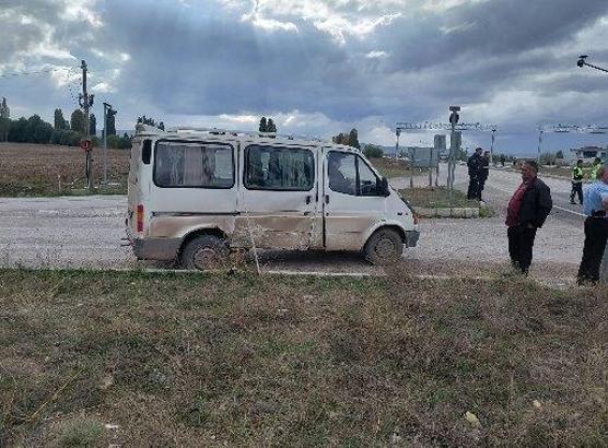 Çorum'da otomobil ile minibüs çarpıştı: 6 yaralı