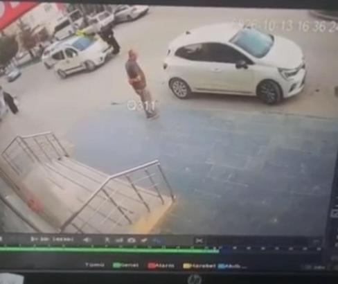 Hafif ticari aracın yayaya çarptığı kaza kamerada