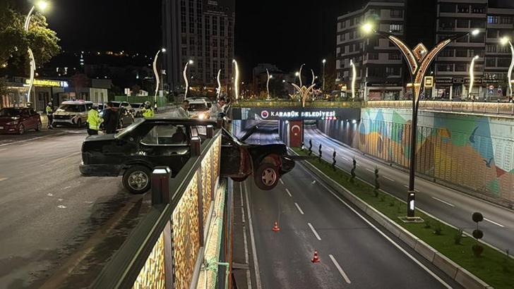 Köprü korkuluklarına çarpan otomobil askıda kaldı
