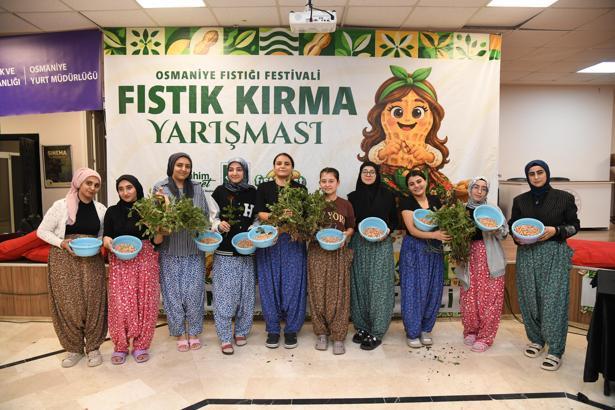 Üniversiteli kız öğrenciler yer fıstığı kırmada yarıştı