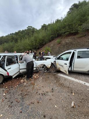 Hafif ticari araç ile otomobil çarpıştı: 1'i ağır, 3 yaralı