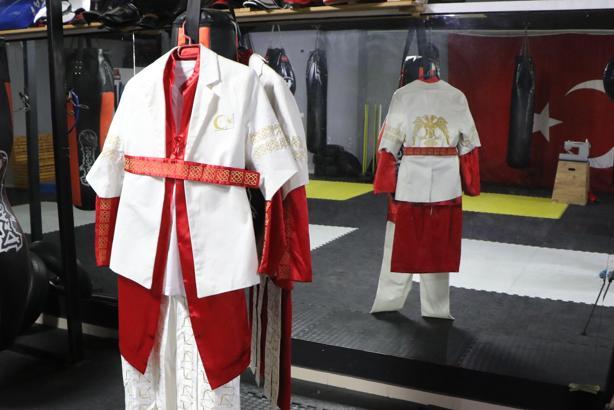 Selçuklu motifleriyle süslediği tasarımlarıyla Türk sporcuları giydirmek istiyor