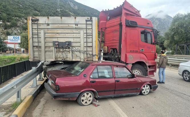TIR ile otomobil çarpıştı