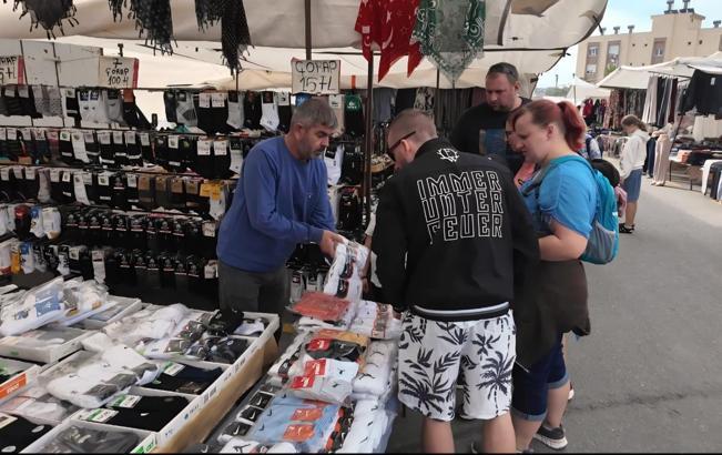 Pazar tezgahına turist ilgisi