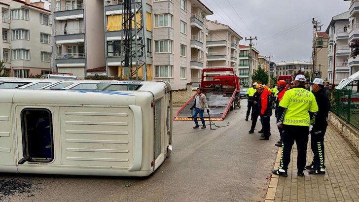 Çarpışan 2 minibüsten biri devrildi: 16 yaralı