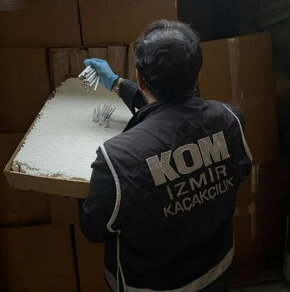 İzmir'de 2 milyon 160 bin kaçak makaron ele geçirildi